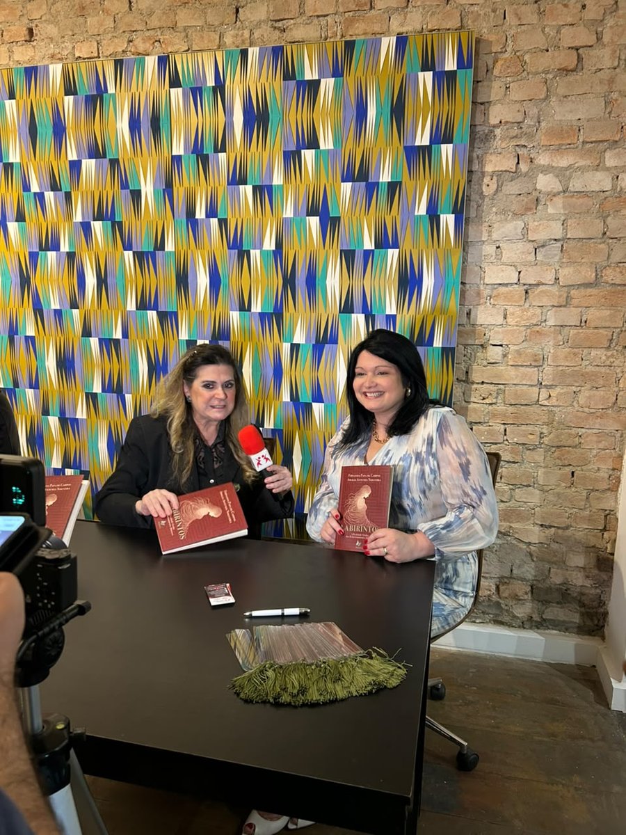 As psicólogas Fernanda Papa de Campos e Amalia Antunes Nogueira, do Instituto Mariposa, com o livro Labirintos