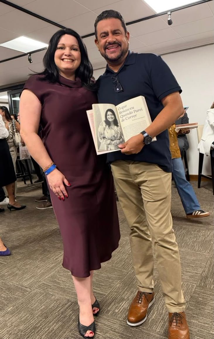 Waldiney Nogueira e Amalia Antunes Nogueira em evento, com matéria de revista do Instituto Mariposa